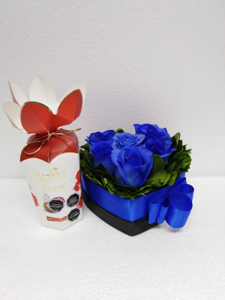 6 Rosas Azules en Caja Coraz�n y Bombones Heidi Bouquet de 120 Grs 